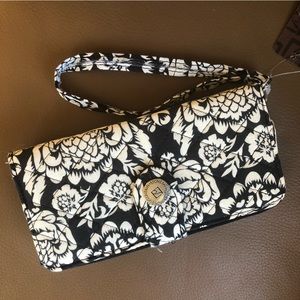 🖤🤍 Quilted Black and White Floral Cotton Wristlet 🤍🖤